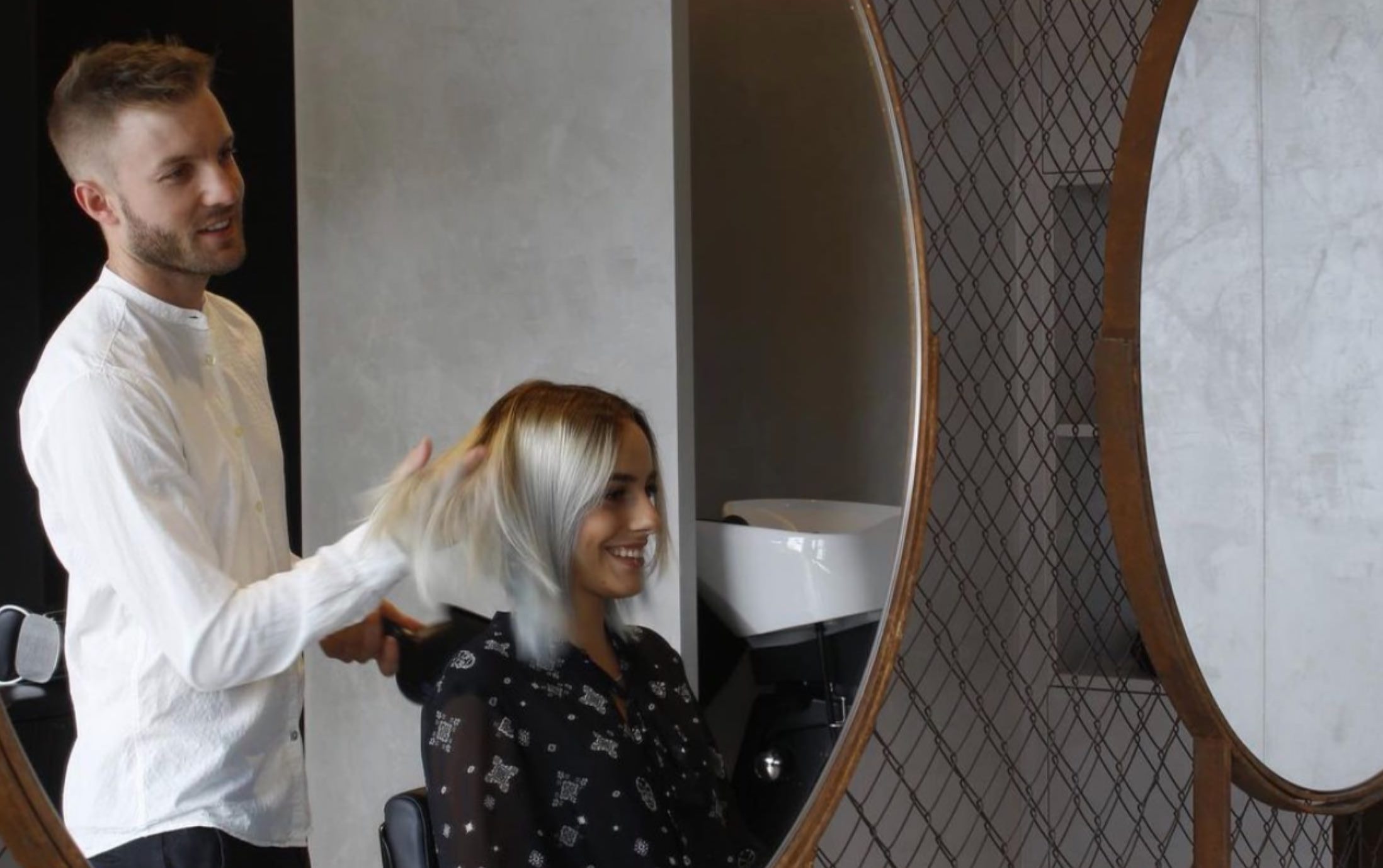 Marco Ambrosi applica extension bionde