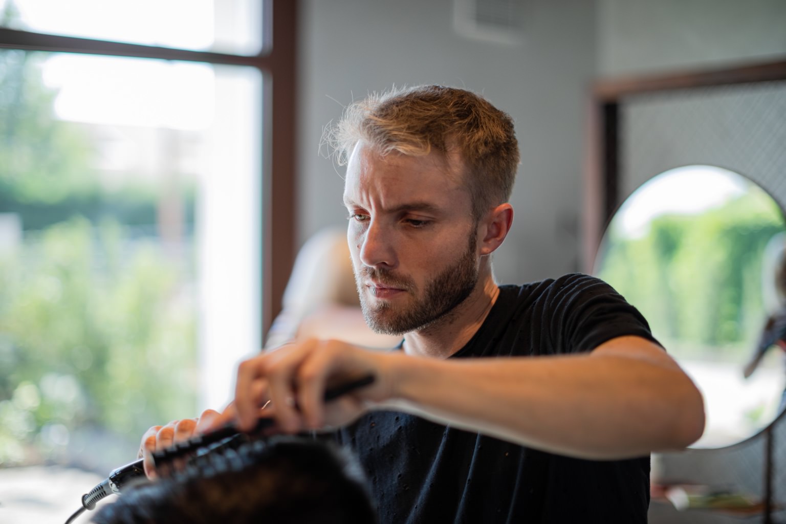 Marco Ambrosi lavora a una acconciatura